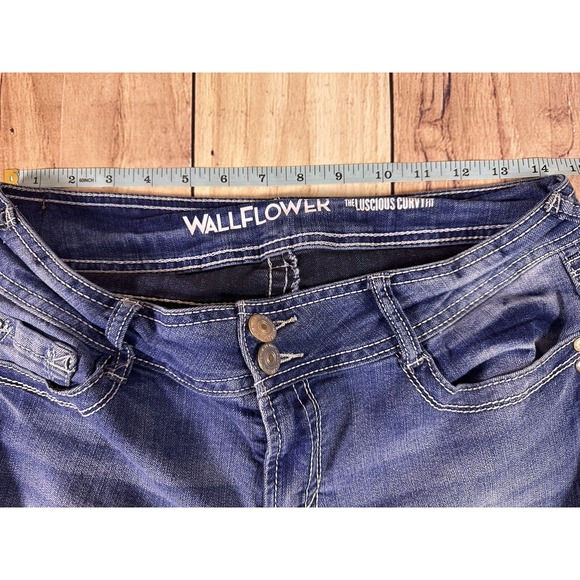 Wallflower Lucious Curvy Fit Women Blue Jeans 11 SHORT Medium Wash 28 x 28 - Picture 8 of 13